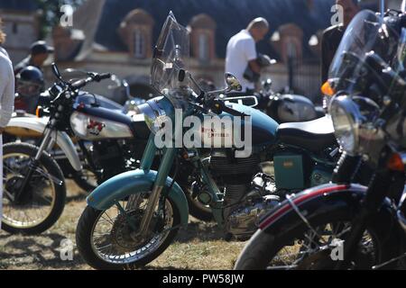 Royal Enfield essere ammirato presso il Château de Neuville in Gambais (78) - Francia. Foto Stock