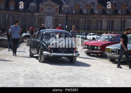 Jaguar MKII arrivando presso il Château de Neuville in Gambais (78) - Francia. Foto Stock