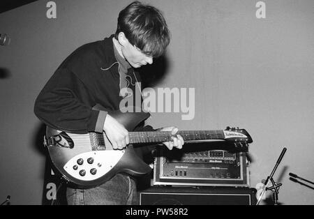 Tim Gane del gruppo pop indie McCarthy che si esibisce al Bowen West Theatre di Bedford, marzo 3rd 1990. Foto Stock