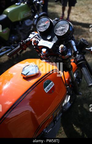 Laverda Jota presso il Château de Neuville in Gambais (78) - Francia. Foto Stock