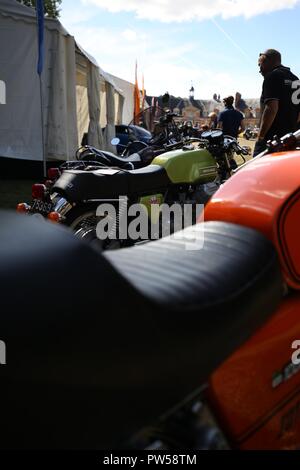 Moto Guzzi V7 Sport presso il Château de Neuville in Gambais (78) - Francia. Foto Stock