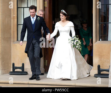 La principessa Eugenie e Jack Brooksbank, guardato dal Duca di York, leavi Castello di Windsor dopo il loro matrimonio per un ricevimento serale presso il Royal Lodge. Foto Stock