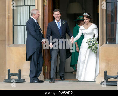 La principessa Eugenie e Jack Brooksbank, guardato dal Duca di York, leavi Castello di Windsor dopo il loro matrimonio per un ricevimento serale presso il Royal Lodge. Foto Stock