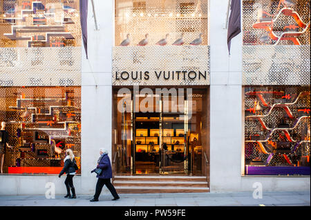 LONDON, Regno Unito - NOV 21: la gente a piedi nella parte anteriore del Natale decorato windows della Louis Vuitton boutique in Mayfair, Londra, Regno Unito il 21 Novembre 201 Foto Stock