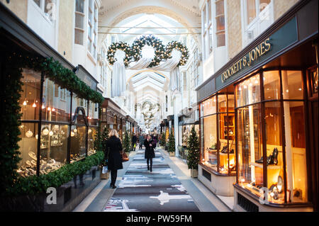 LONDON, Regno Unito - 21 novembre: persone passeggiare in Burlington Arcade a Londra il 21 novembre 2013. Si tratta di uno dei più noti di Londra gallerie dello shopping a Chr Foto Stock