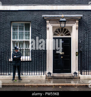 LONDON, Regno Unito - 16 SET: immagine quadrata di un funzionario di polizia a guardia della porta di ingresso di 10 Downing Street a Londra il 16 settembre, 2013 Foto Stock