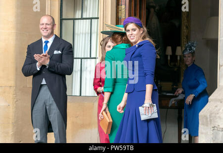 Mike Tindall e principessa Beatrice guarda la principessa Eugenie e Jack Brooksbank lasciare il castello di Windsor dopo il loro matrimonio per un ricevimento serale presso il Royal Lodge. Foto Stock