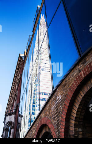 La Shard a Londra si riflette in un altro edificio. Foto Stock