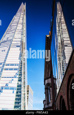 La Shard a Londra e la sua riflessione in un altro edificio. Foto Stock