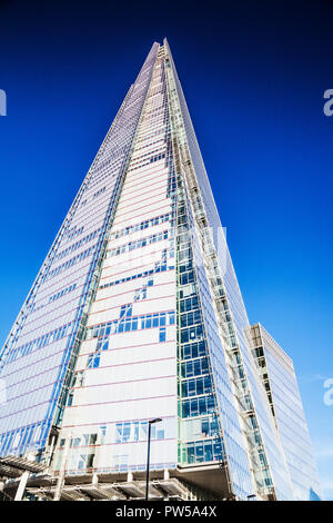 La Shard a Londra si riflette in un altro edificio. Foto Stock