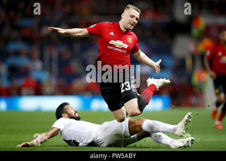 Il Valencia's Ezequiel Garay affronta il Manchester United Luca Shaw durante la UEFA Champions League, Gruppo H corrispondono a Old Trafford, Manchester. Foto Stock