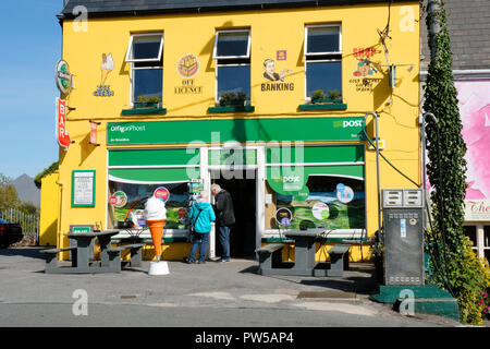 Multi-pupose shop, agendo come un ufficio postale, stazione di gas, off licenza, regali sul Ring di Kerry, Irlanda - Giovanni Gollop Foto Stock