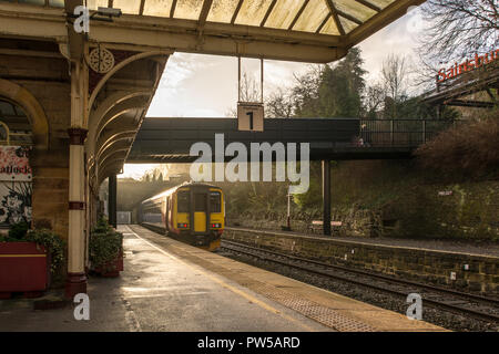 Vecchio Matlock stazione ferroviaria con un treno tornando a Nottingham Foto Stock