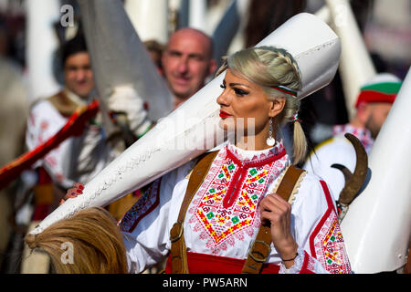 Pernik, Bulgaria - 28 Gennaio 2018: i partecipanti prendono parte al Festival Internazionale di giochi Masquerade Surva. Il festival promuove variazioni o Foto Stock