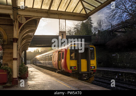 Vecchio Matlock stazione ferroviaria con un treno tornando a Nottingham Foto Stock