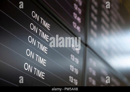 L'orario di imbarco degli schermi del monitor - calendario schede madri. Arrivi e partenze monitor per controllare lo stato di un volo in aeroporto. Il segno del tempo. Foto Stock