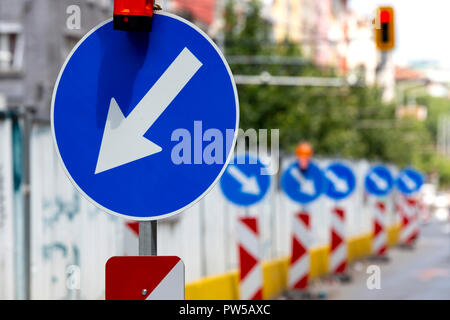 Mantenere la sinistra in segno sulla strada con altri tenere la destra segni dietro di esso. Foto Stock