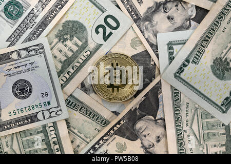 Virtual cryptocurrency denaro Bitcoin dorata sulla moneta degli Stati Uniti Stati Uniti venti dollari ($20) con le facce del Presidente Andrew Jackson. Foto Stock