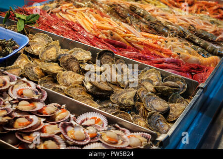 Cozze fresche, pesce e frutti di mare su ghiaccio al mercato tabella di stallo Foto Stock