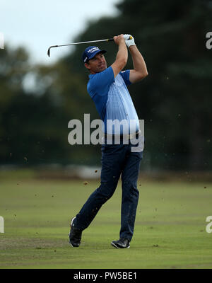 Padraig Harrington durante il giorno due del British Masters a Walton Heath Golf Club, Surrey. Foto Stock