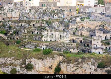 Guardando i Sassi di Matera dalla collina di fronte Foto Stock