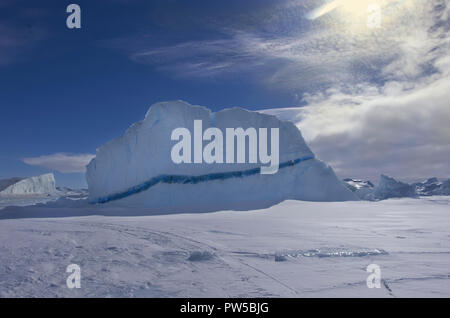 Panorama su iceberg e ghiaccio d'acqua davanti a lui, la natura e il paesaggio antartico , giorno, al tramonto del sole. Foto Stock