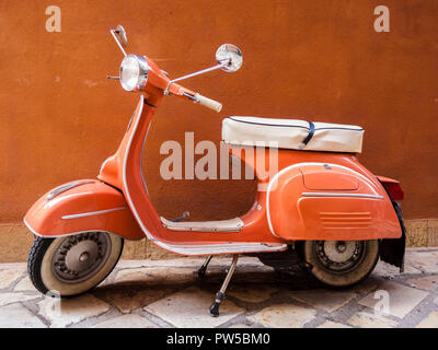 Corfù, Grecia - Agosto 25, 2018: scooter Vespa sulla strada di Corfu Grecia Foto Stock