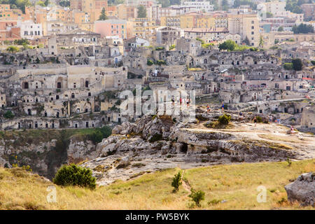 Matera, Italia - 18 agosto 2018: turisti guardando i Sassi di Matera dalla collina di fronte Foto Stock