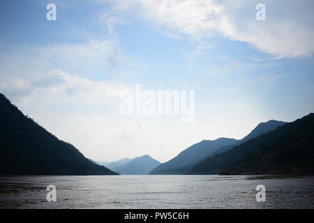 Questo è un posto chiamato Papikondalu in India che è noto per la sua tranquillità e atmosfera gioiosa. Foto Stock