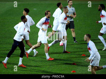 Inghilterra Harry Kane (centro) durante il warm-up prima che la UEFA Nazioni League a Stadion HNK Rijeka in Croazia. Foto Stock