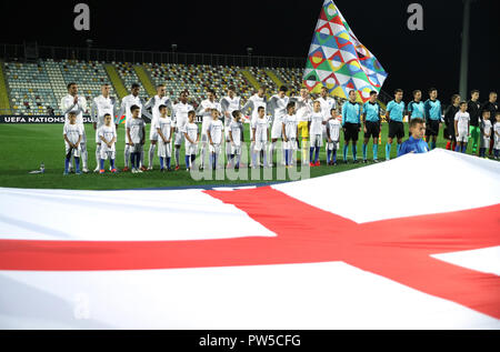 Vuoto sta dietro la squadra dell'Inghilterra line-up per l'inno nazionale prima che la UEFA Nazioni League a Stadion HNK Rijeka in Croazia. Foto Stock