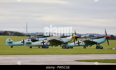 3 Hispano HA-1112 M4L Buchons (Messerschmitt Bf 109) ottenendo pronto a prendere parte alla Battaglia di Bretagna Airshow a Duxford il 23 settembre 2018 Foto Stock