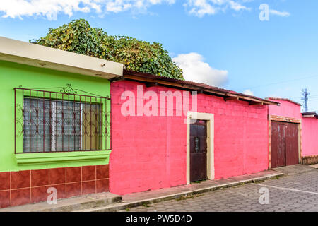 Strada di colorfully case dipinte in Guatemala, America Centrale Foto Stock