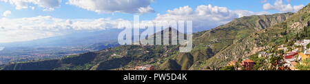 Panoramica vista panoramica del Mediterraneo montagne siciliane paesaggio con la cima innevata del vulcano Etna vista dall'alto da Castelmola in Sicilia, Italia Foto Stock