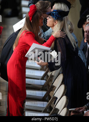 Chelsy Davy (destra) saluta Emma Louise Connolly al matrimonio della Principessa Eugenie a Jack Brooksbank presso alla cappella di San Giorgio nel Castello di Windsor. Picture Data: venerdì 12 ottobre, 2018. . Foto di credito dovrebbe leggere: Yui Mok/PA FILO PRESS ASSOCIATION foto. Foto Stock