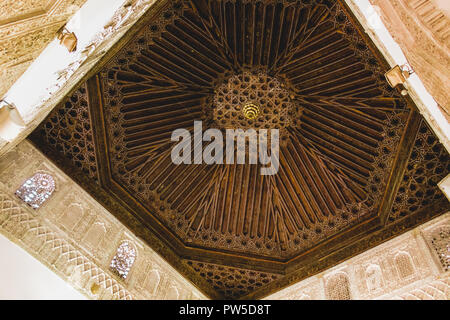 Soffitto con intricati dettagli scolpiti di moresco di origine araba / influenza, impressionante livello di patterns.antico in stile moresco bellissimi stucchi di Foto Stock