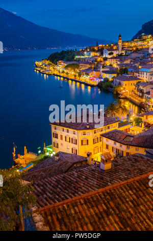 Limone sur Garda al tramonto sul Lago di Garda, provincia di Brescia, Italia Foto Stock