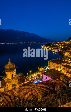 Limone sur Garda al tramonto sul Lago di Garda, provincia di Brescia, Italia Foto Stock