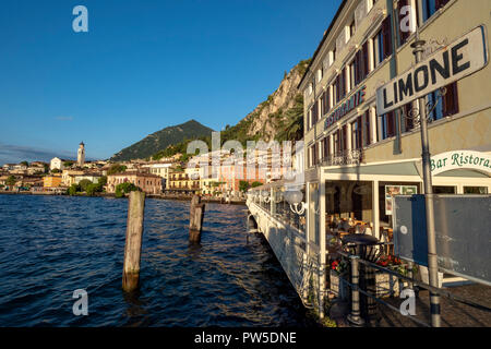 Punto di traghetto, Limone sur Garda Lago di Garda, provincia di Brescia, Italia Foto Stock