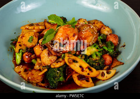 Cucina cinese al ragù con frutti di mare Foto Stock