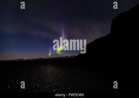 Aurora boreale Reynisfjara sulla spiaggia di sabbia nera in Islanda Foto Stock