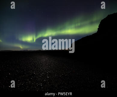 Aurora boreale Reynisfjara sulla spiaggia di sabbia nera in Islanda Foto Stock