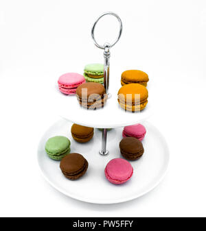 Macarons su tier i vassoi, etagere, tiered macarons Foto Stock