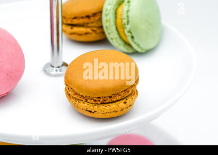 Macarons su tier i vassoi, etagere, tiered macarons Foto Stock