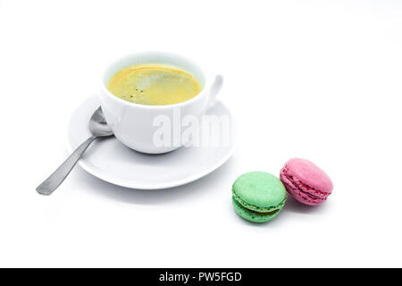 Tazza di caffè e macarons isolati su sfondo bianco Foto Stock