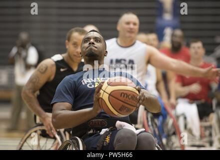 SOCOM veterano RJ Anderson affonda un tiro libero come la sedia a rotelle di noi della squadra di basket di treni per il Invictus giochi a Hofstra University di New York il 19 settembre 2017. La Invictus Giochi, istituito dal principe Harry nel 2014, riunisce i feriti e i veterani feriti da 17 nazioni per 12 adaptive eventi sportivi, tra cui via e un campo basket in carrozzella, Rugby in carrozzina, nuoto, seduta a pallavolo e nuovo per il 2017 giochi, golf. Foto Stock