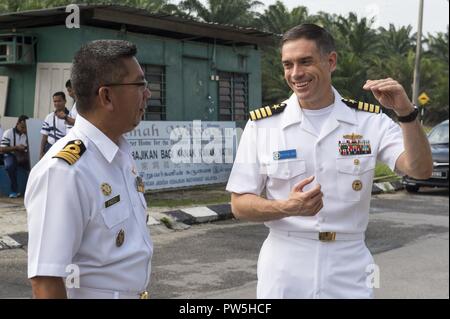 LUMUT, Malaysia (19 settembre 2017) Capt. Matteo Jerbi, vice commodoro del destroyer Squadron (DESRON) 7, e Capt. Fazli Kamal bin Mohaldin della Royal Navy malese per discutere di esercitare attività durante un impegno nella comunità evento presso il Rumah Wawasan Manjung Raya orfanotrofio e casa di riposo di Lumut, Malaysia come parte della formazione marittima attività (MTA) Malaysia sett. 19, 2017. MTA Malaysia 2017 è una continuazione di 23 anni di impegni marittimi tra Stati Uniti La marina e la Royal Navy malese che serve a migliorare la capacità di reciproca nel garantire la sicurezza marittima e la stabilità. Foto Stock