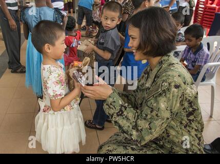 LUMUT, Malaysia (19 settembre 2017) Lt. La Cmdr. Emilie Krajan interagisce con un residente di Rumah Wawasan Manjung Raya orfanotrofio e casa di riposo di Lumut, Malesia durante un impegno nella comunità evento come una parte della formazione marittima attività (MTA) Malaysia sett. 19, 2017. MTA Malaysia 2017 è una continuazione di 23 anni di impegni marittimi tra Stati Uniti La marina e la Royal Navy malese che serve a migliorare la capacità di reciproca nel garantire la sicurezza marittima e la stabilità. Foto Stock