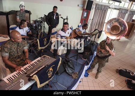 LUMUT, Malaysia (19 settembre 2017) Il III Marine Expeditionary Force (III) MEF brass band e la Royal Navy malese marinai di condividere il palco durante una comune pratica di banda a Lumut Base Navale come parte della formazione marittima attività (MTA) Malaysia sett. 19, 2017. MTA Malaysia 2017 è una continuazione di 23 anni di impegni marittimi tra Stati Uniti La marina e la Royal Navy malese che serve a migliorare la capacità di reciproca nel garantire la sicurezza marittima e la stabilità. Foto Stock