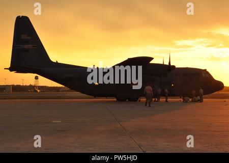 BASE COMUNE DI SAN ANTONIO, Texas - Air Force Reserve manutenzione aeromobili e personale di manutenzione dalla 910ma Airlift Wing uragano Harvey Mosquito Control antenna missione Spray preparati a lavorare su un appositamente modificato Air Force Reserve C-130 Hercules aeromobili, assegnato alla 910ma Airlift Wing basato a Youngstown aria stazione di riserva, Ohio, presso il Kelly Field allegato qui, Sett. 19, 2017. Il velivolo è un backup a tre C-130s temporaneamente in base a Kelly Field per condurre una zanzara antenna di controllo applicazioni a spruzzo su aree del Texas orientale devastati dall' uragano Harvey. Dal momento che le operazioni mendicare Foto Stock